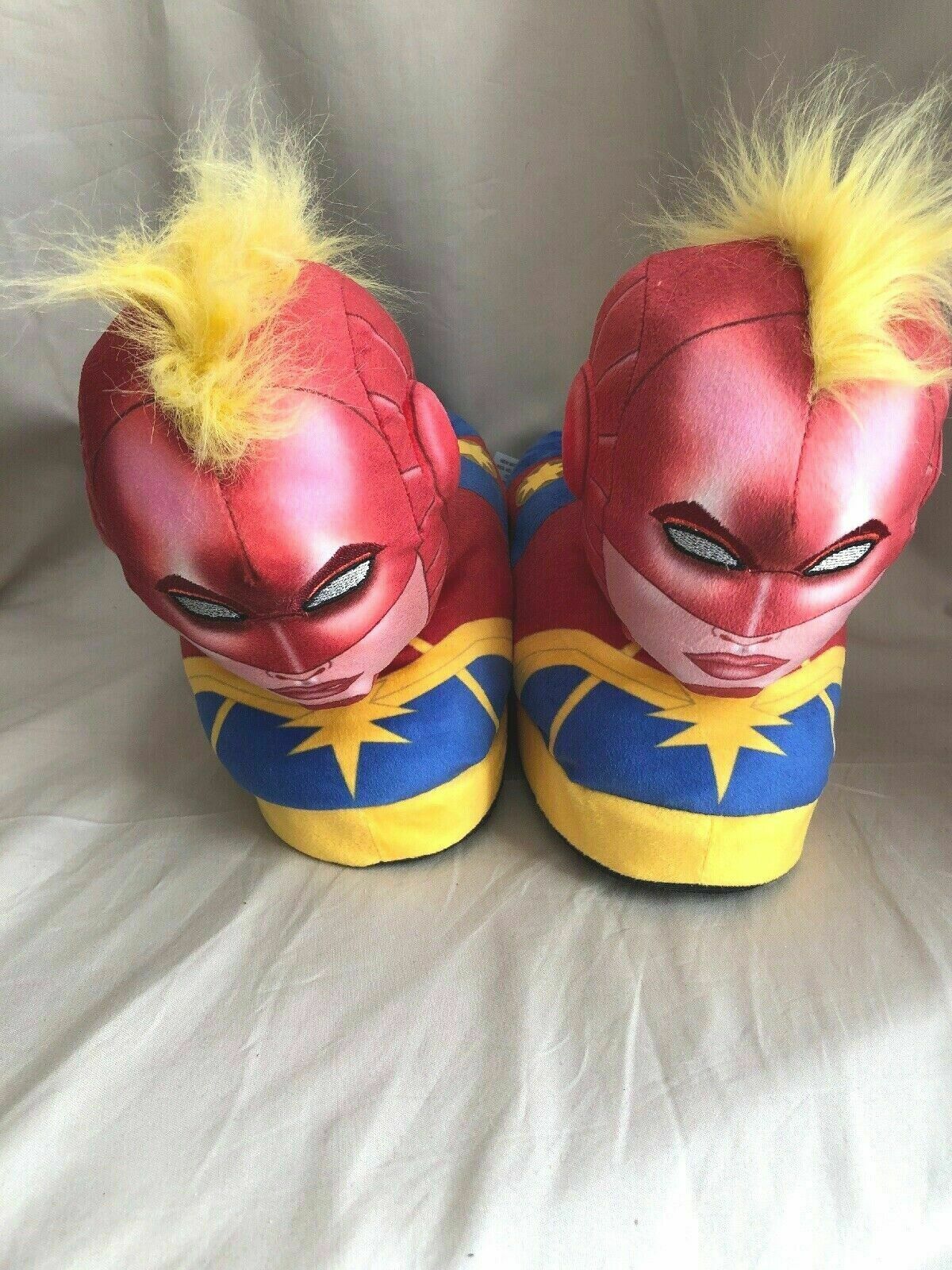 Happy Feet Captain Marvel Slippers Sz XS Child 7.5-12 NEW – The Odd  Assortment